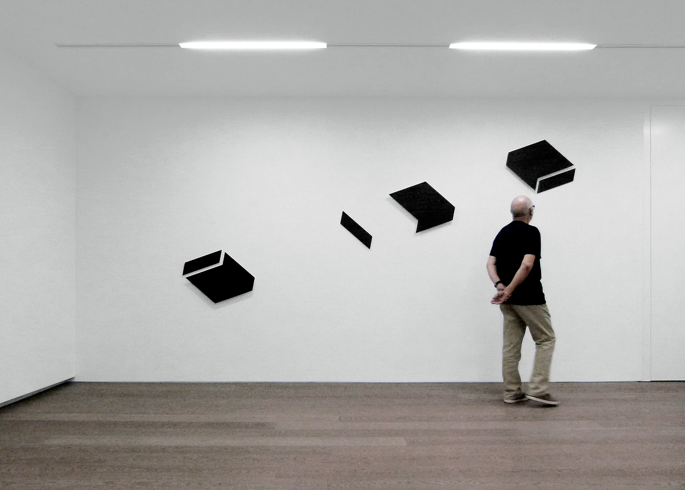 RaumFragmente 6-teilig 2015/2017, schwarz, Aluminium, Acryllack, 3x 60x46,5x4 cm + 3x 47,5x11,8x1,0 cm Wandinstallation