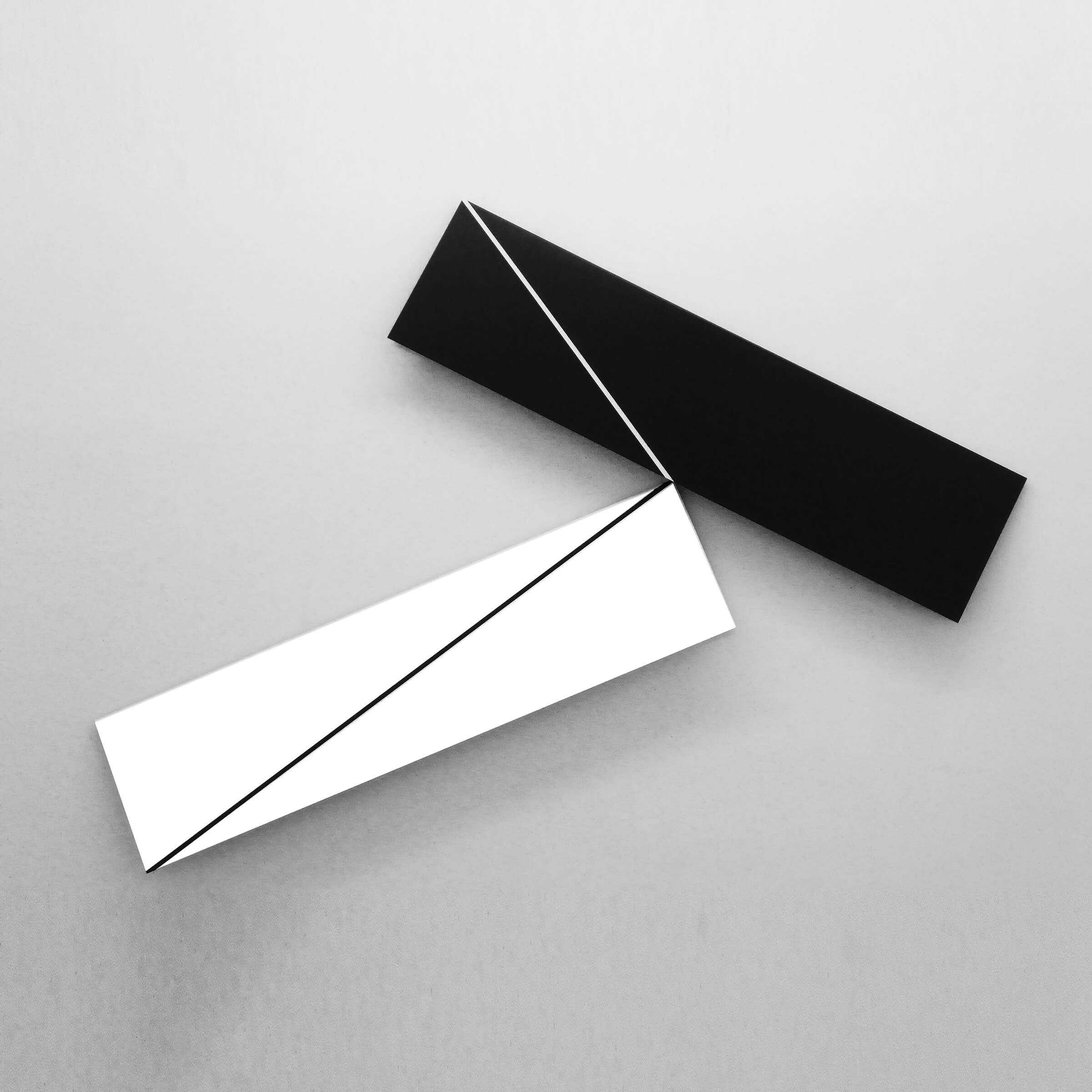 Balance 2-teilig 2017, schwarz-weiß, weiß-schwarz, Aluminium, Acryllack, je 125 x 31 x 8 cm Aussenmaß der Komposition: 180 x 130 x 8 cm